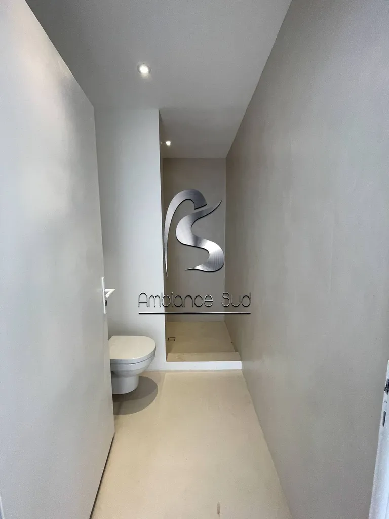 Recouvrir un carrelage de salle de bain avec du béton ciré à La Seyne sur mer