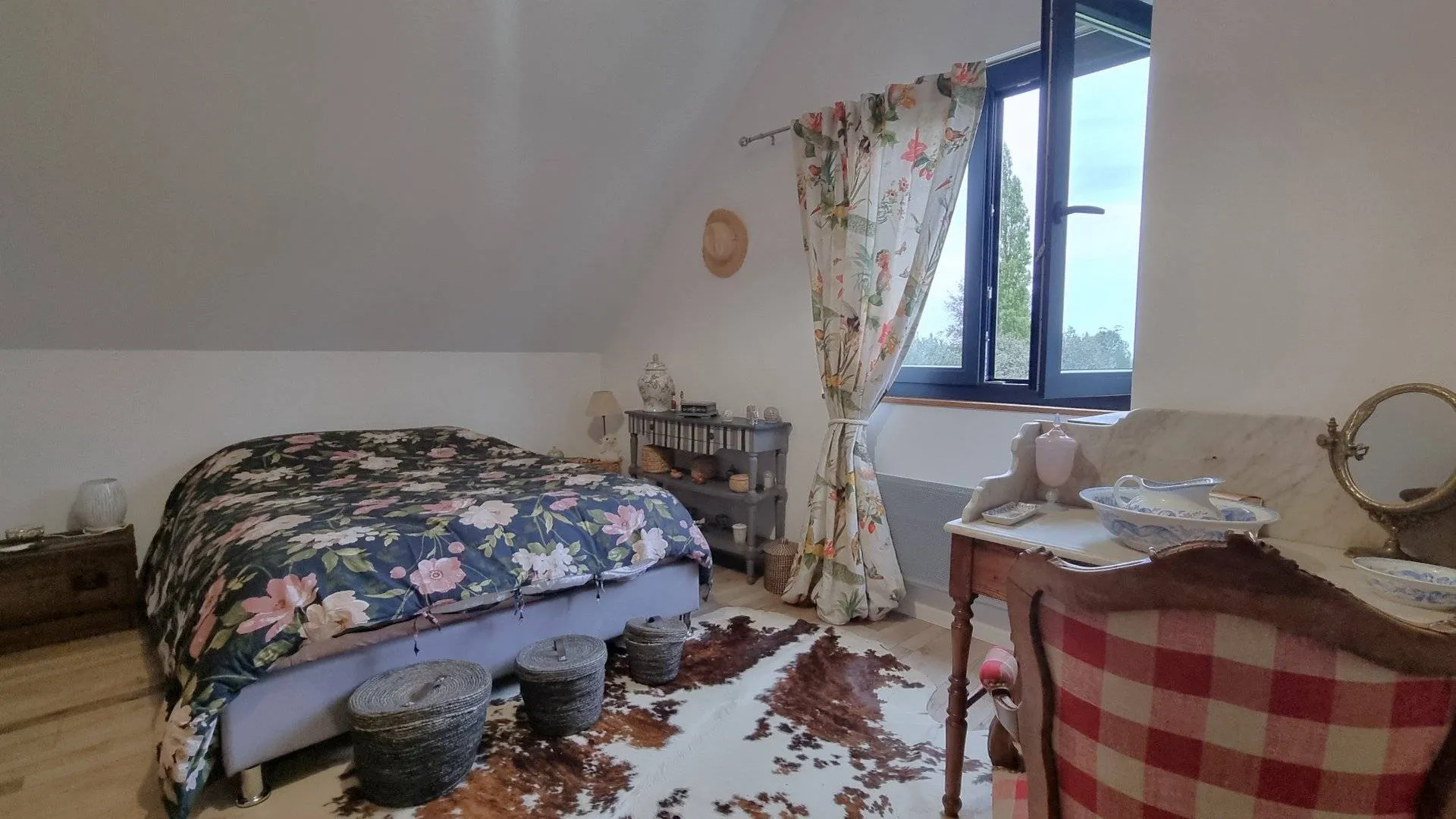 À deux pas des commerces, cette maison rénovée de 118 m² avec sous-sol complet et grand jardin de 1 500 m² allie confort et tranquillité. A 13 min de A28 et 25 min de Dieppe 76200