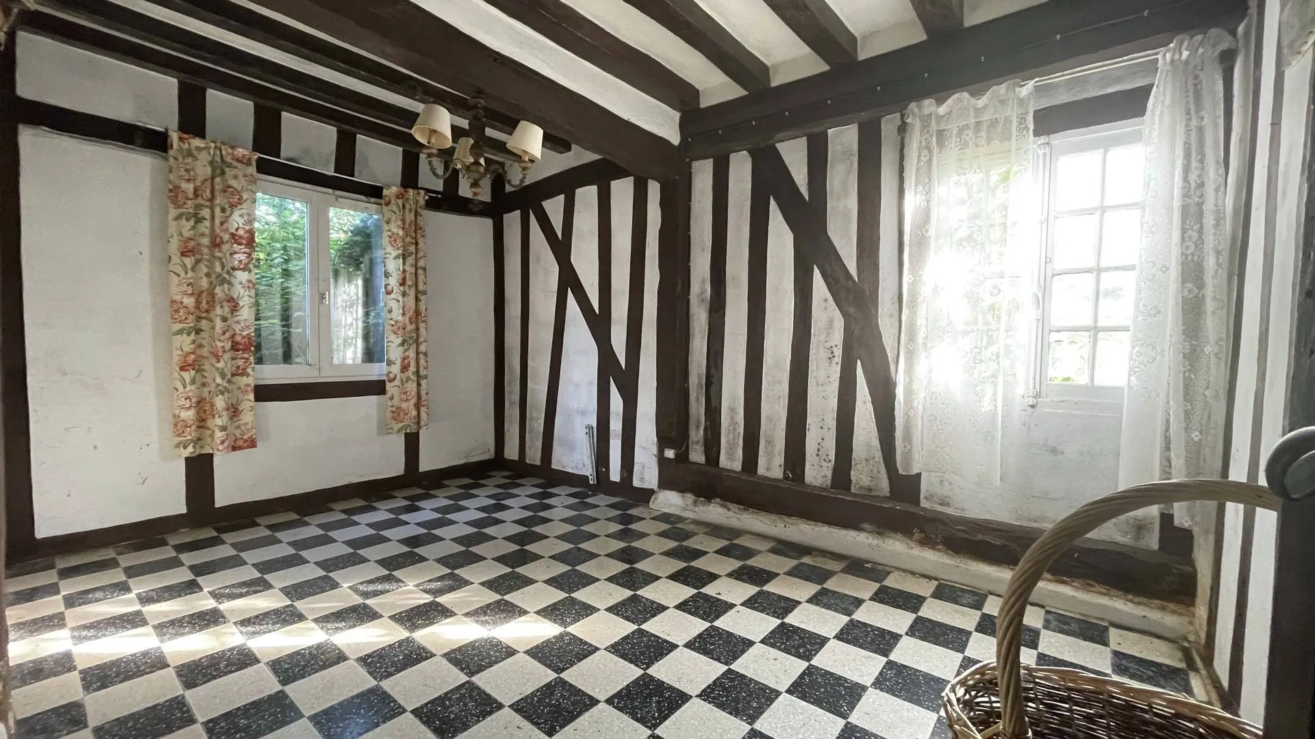 Bien de caractère à vendre à Mesnières-en-Bray (76270) : Un ancien corps de ferme avec longère et grange, idéal pour un projet de rénovation.