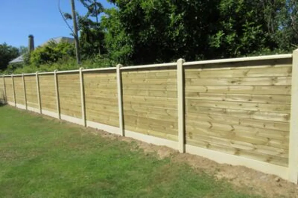 Vente et pose d’une clôture mixte en béton et en bois proche de Beuzeville 27, entre Caen et Pont Audemer