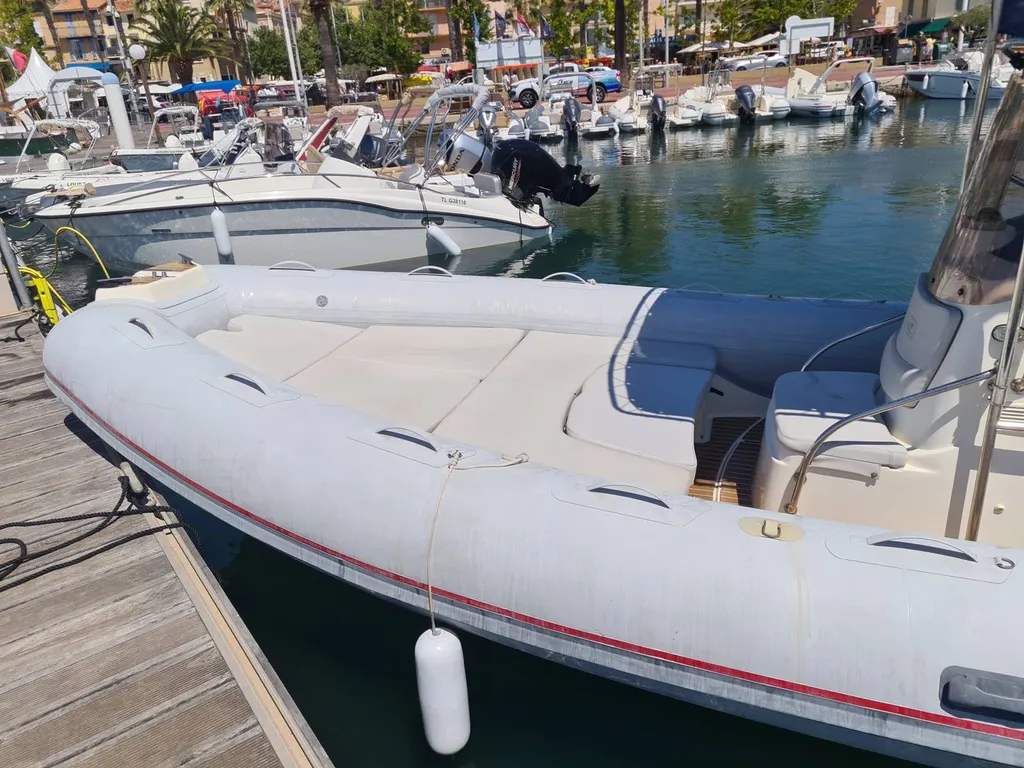 Bateau semi-rigide sportif pour 12 personnes à Bandol
