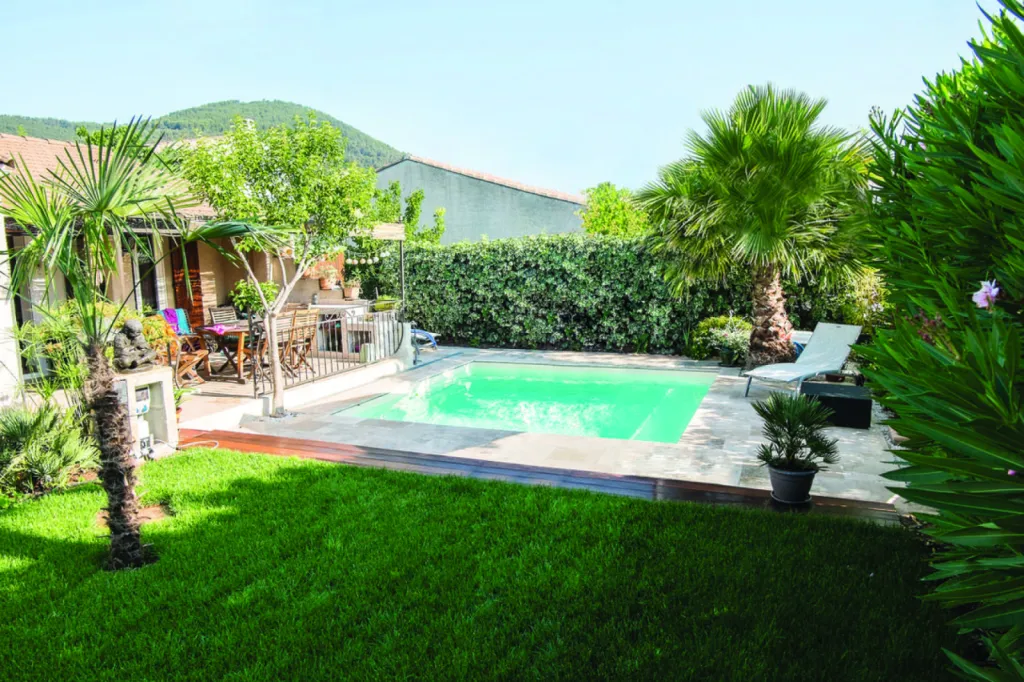 Piscine coque carrée avec banquette intégrée – Modèle Partition 42, idéale pour petits jardins modernes à Sanguinet