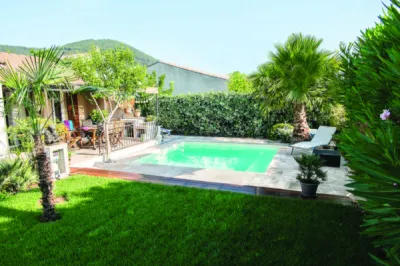 Piscine coque carrée avec banquette intégrée – Modèle Partition 42, idéale pour petits jardins modernes à Sanguinet