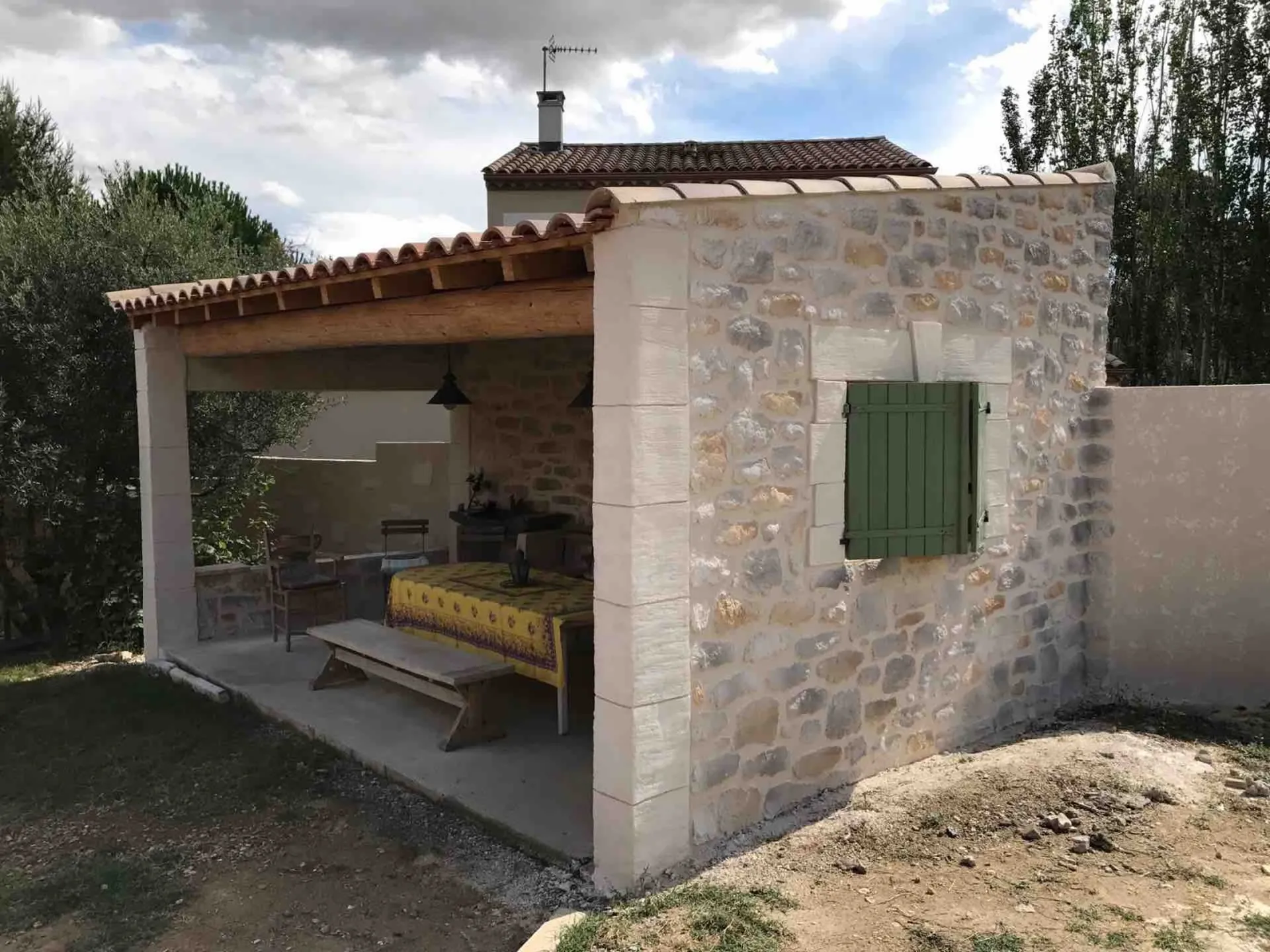 Décoration en pierre d’un Pool House sur Béziers 