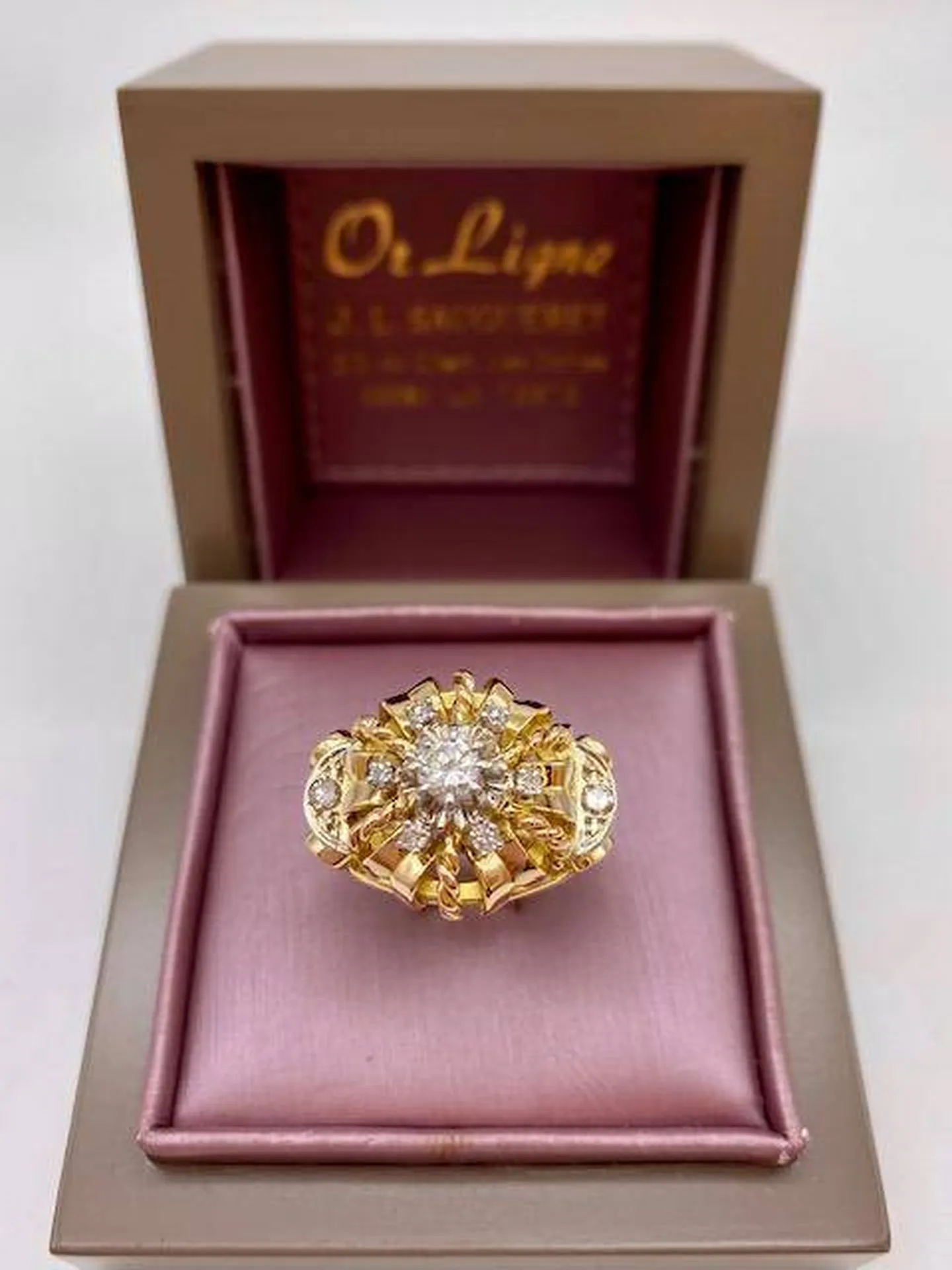 Bague or 750/1000ème et diamants forme dôme couronne royale en dépôt vente chez Or Ligne à La Teste de Buch près de Bordeaux 