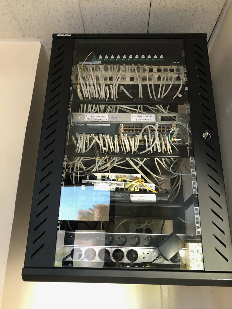 Expert en installation de baies informatiques à Vitrolles, câblage structuré RJ45 catégorie 6A, management de serveurs et optimisation de réseaux locaux pour entreprises et locaux industriels.