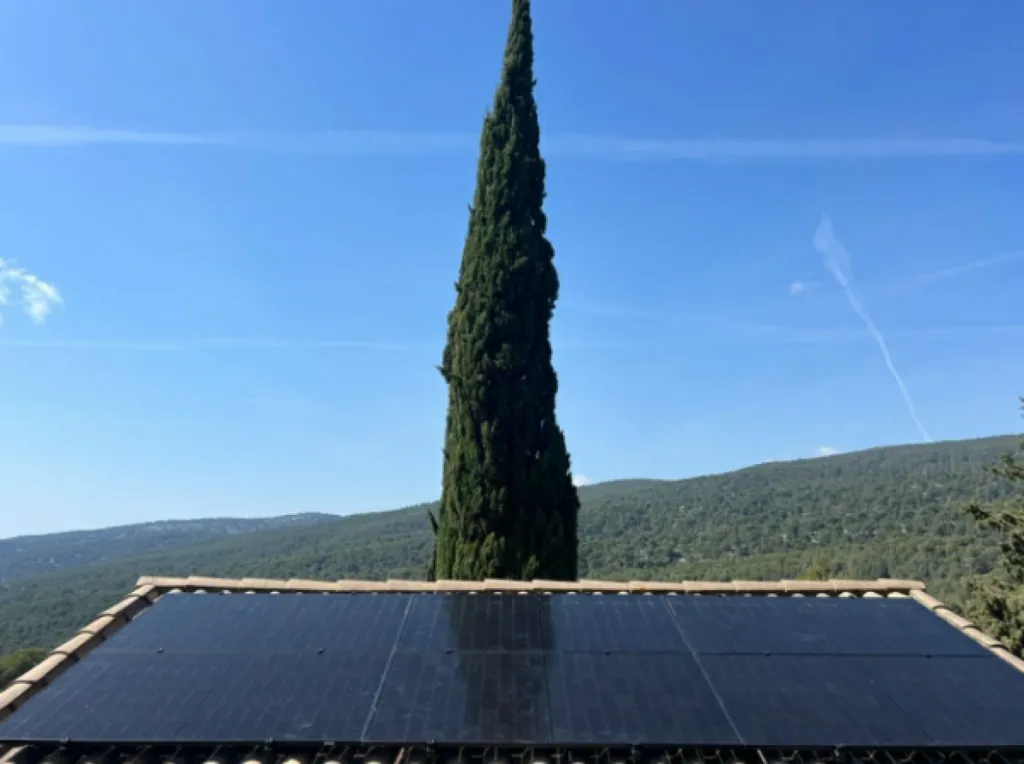 Installation de 6 panneaux solaires photovoltaïques Dualsun en biverre à Ceyreste