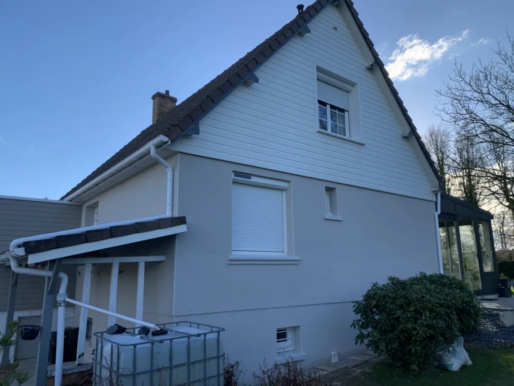 Réparation d’une fissure de façade avec ravalement projeté et sous-enduit fibré entreprise Le Havre 76