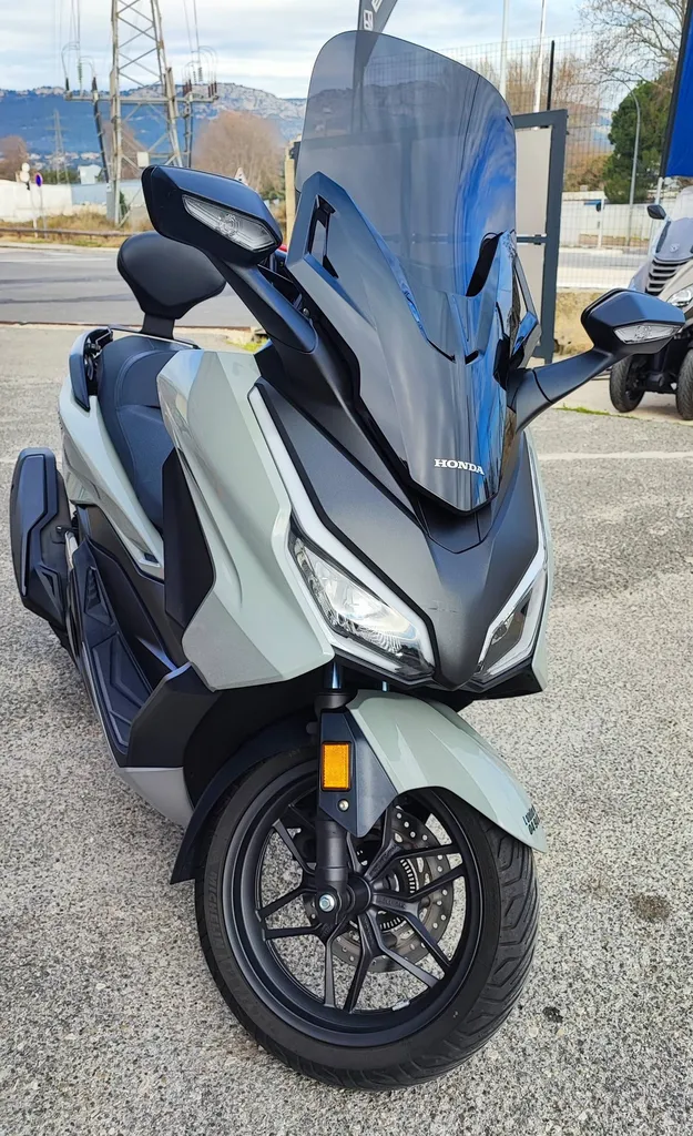 HONDA FORZA 350 DU 03/2023 AVEC 8750 KM