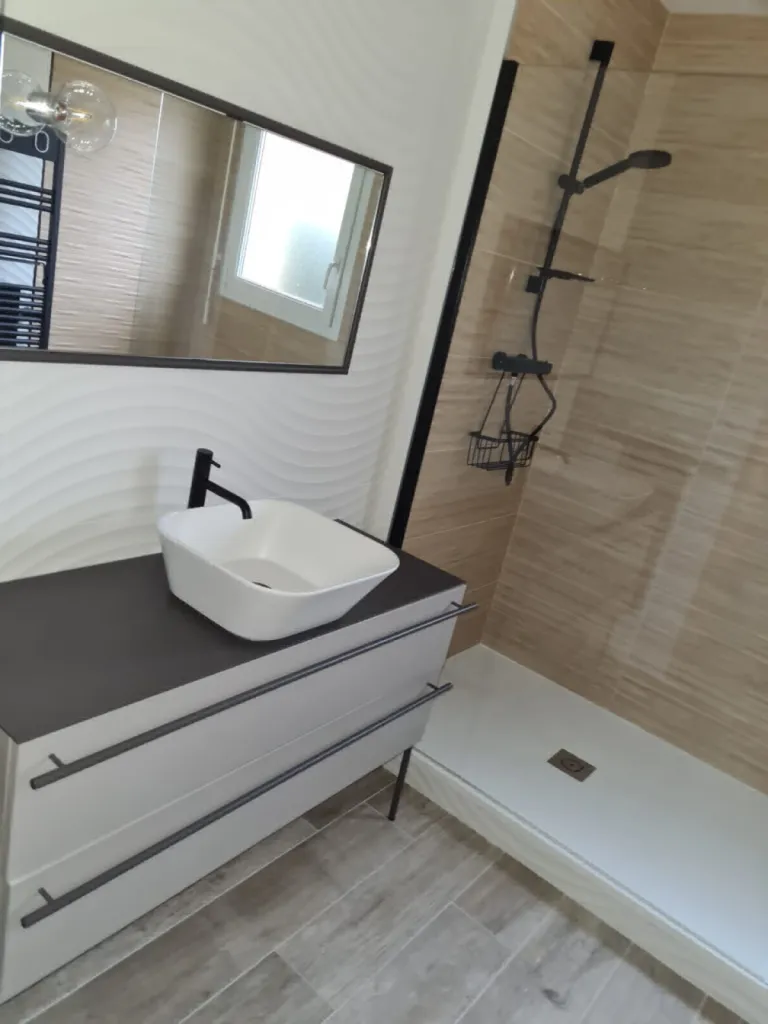Installateur salle de bains clé en main Bolbec : Rénovation avec douche à l'italienne, carrelage, chauffage connecté, faïence et revêtement de sol