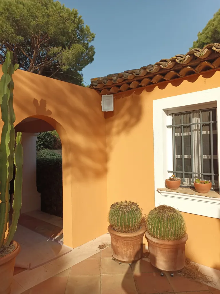 Mise en place de 6 caméras AVIGILON pour réaliser la détection intrusion par caméras thermiques avec analyse d'image dans une villa privée de Ramatuelle