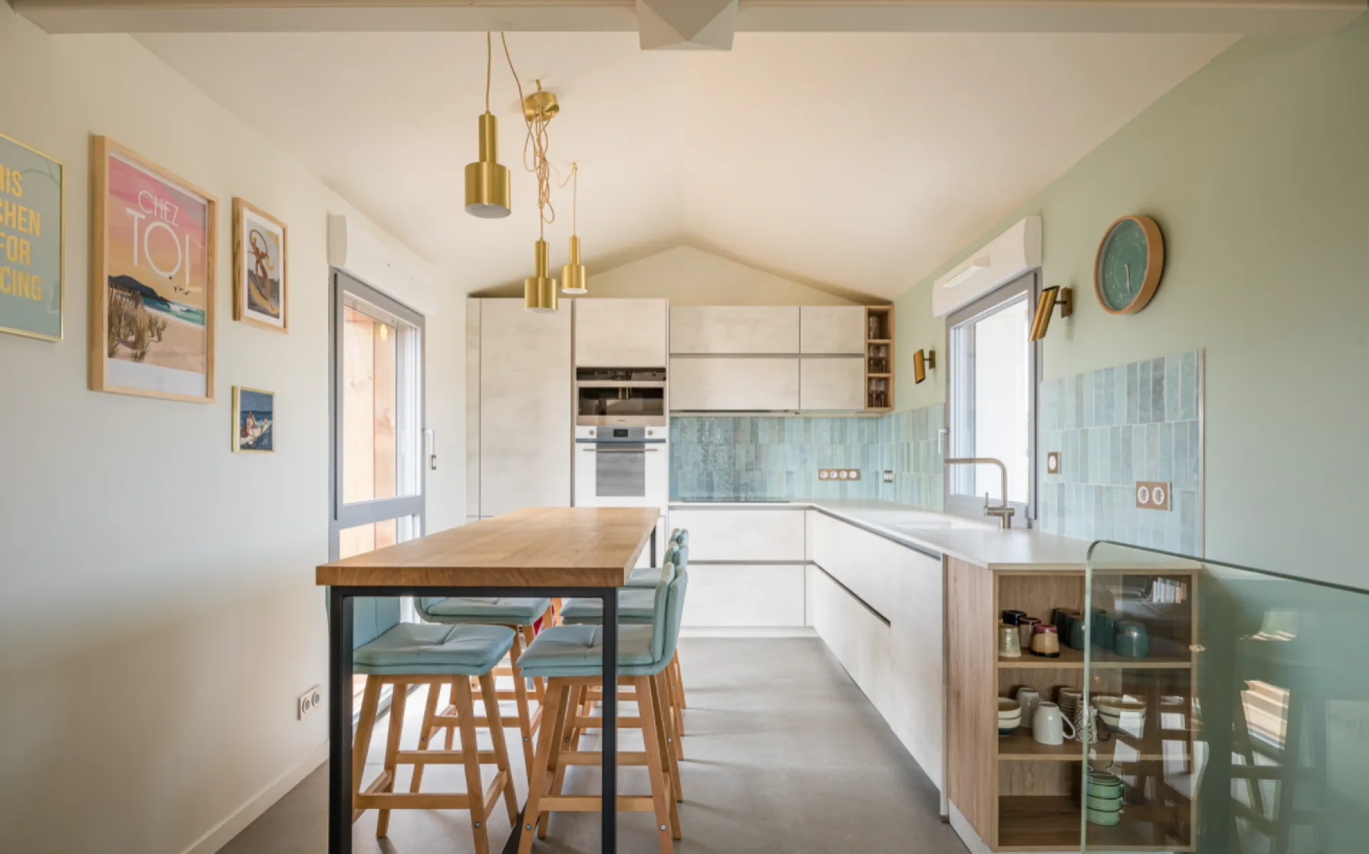 Aménagement et décoration d’une maison de vacances contemporaine à Contis – Ambiance pastel et sur-mesure par L'Atelier D, architecte d'intérieur à Bordeaux
