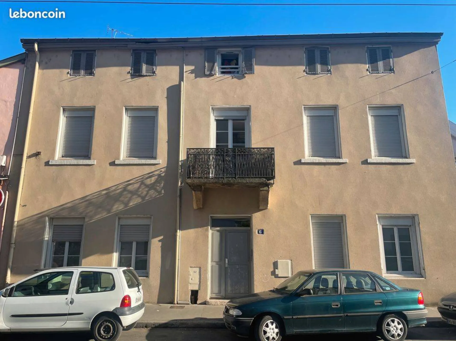 Appartement T3 entièrement rénové avec cuisine équipé et ouverte sur le séjour à Villeurbanne place Grand Clément près de Lyon