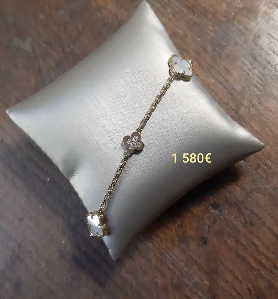 Bracelet 4 Trèfles en or jaune 18ct avec de la nacre et 8 petits diamants.