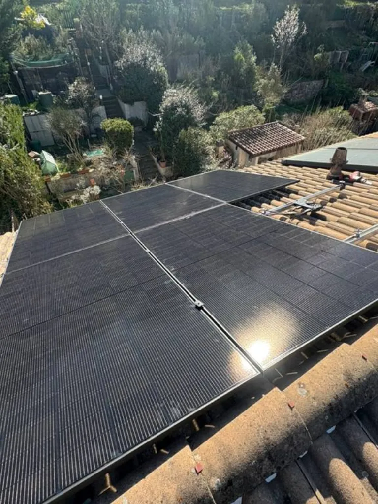 Installation de 6 panneaux solaires DualSun 500W sur toiture en tuiles mécaniques avec onduleur Enphase à Aubagne pour réduire sa facture d’électricité