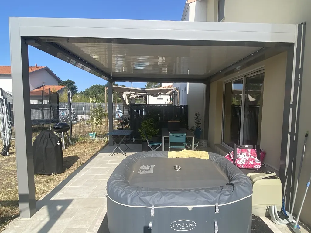 Pergola bioclimatique à lames orientables et rétractables à Martignas sur Jalles