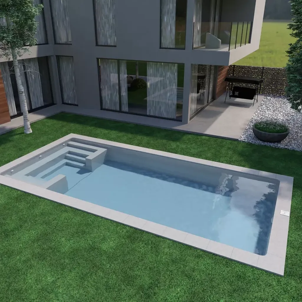 Une piscine coque à fond incliné dans votre jardin avec une finition de Luxe Nature à Parentis en Born et ses alentours