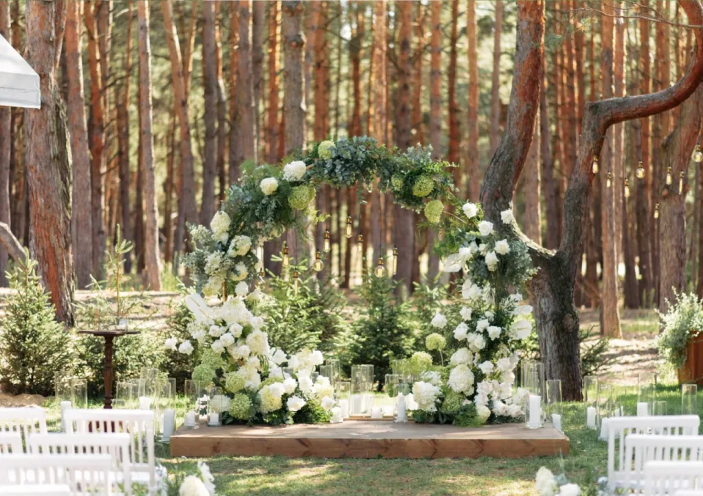 L'agence de Wedding Planner professionnelle vous propose une arche arrondie et fleurie pour votre cérémonie laïque