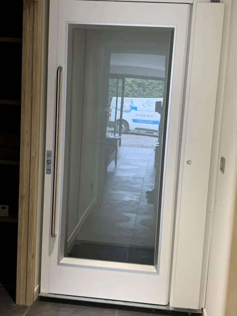 Une réalisation d'un ascenseur de maison avec portillon Namilift PL400 en structure autoporteuse intérieure à Cassis près de Marseille