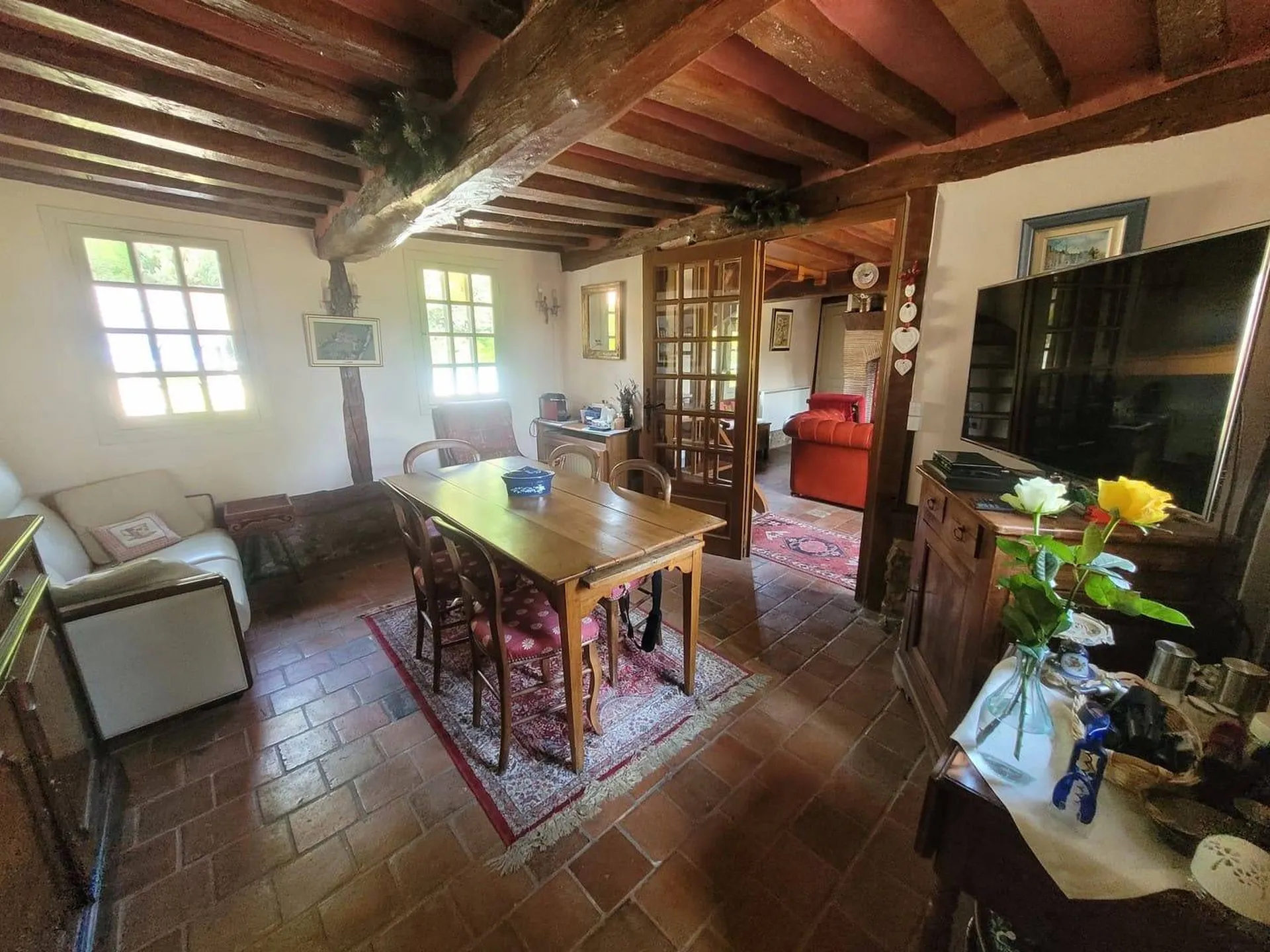 A acheter,  propriété, située dans un environnement privilégié, à la campagne, sans être isolé et sans aucune nuisance bénéficie d'une belle vue sur la vallée à 10 minutes de Cormeilles, Pays d'Auge.  Le jardin est planté de nombreuses essences d’arb