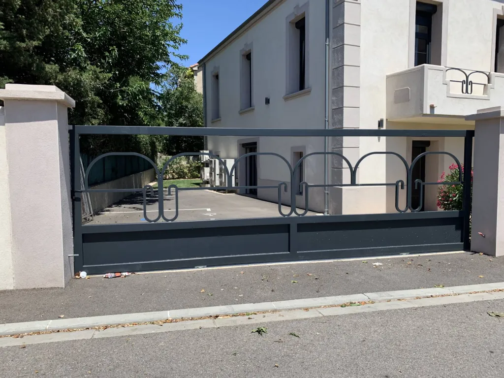 FABRICATION GRAND  PORTAIL EN FER FORGE COULISSANT REALISE SUR MESURE DANS NOS ATELIERS DE FERRONNERIE SERRURERIE A MARTIGUES