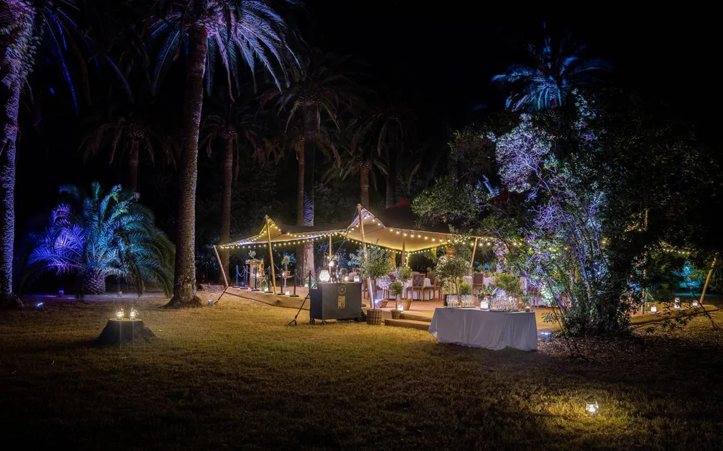 Montage d'une tente nomade 10*15m à Saint-Tropez dans le Var