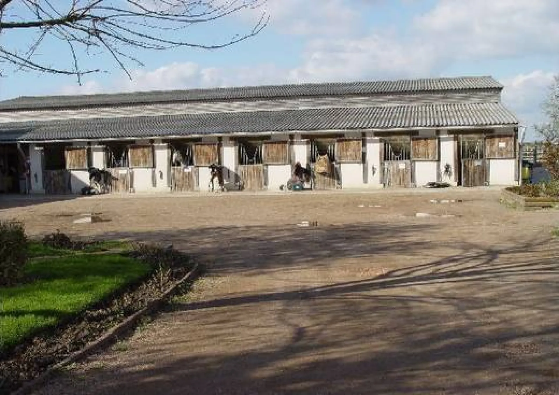 A vendre propriété équestre édifiée sur un terrain de 80 000 m² sur la commune de LES BAUX DE BRETEUIL 27160