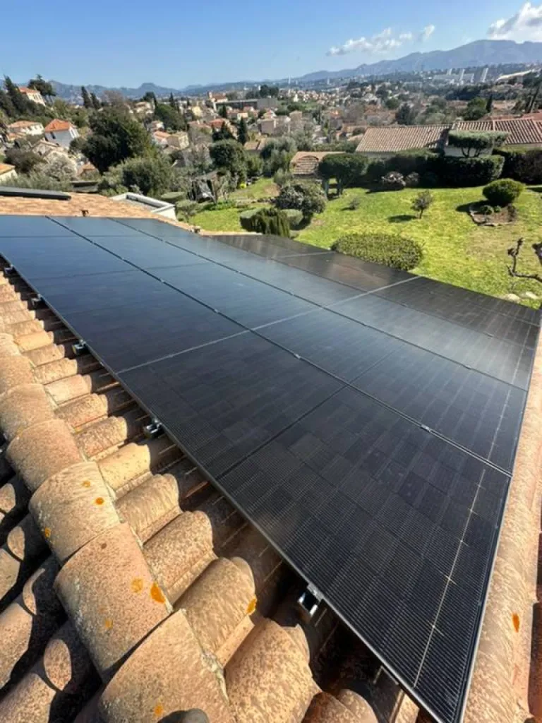 Installation de panneaux photovoltaïques sur une toiture de maison à Marseille à côté d'Aubagne 