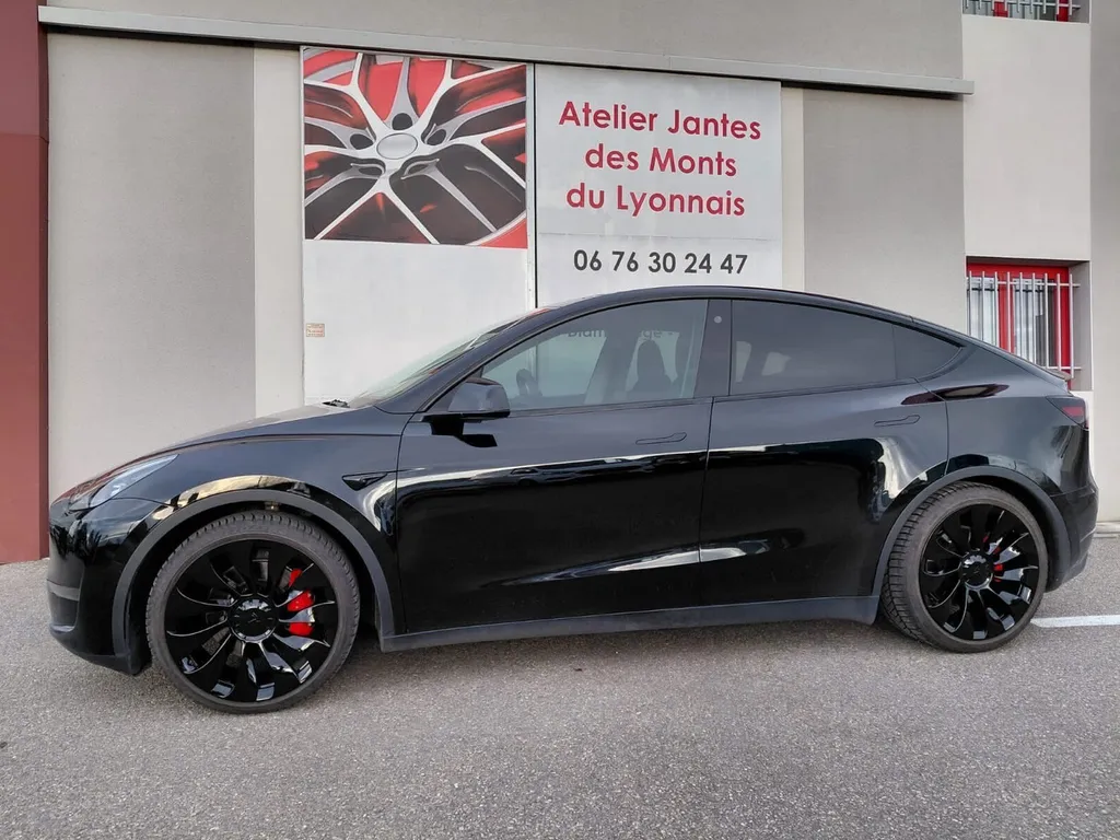 Changement de teinte pour une Tesla Model Y de Lyon
