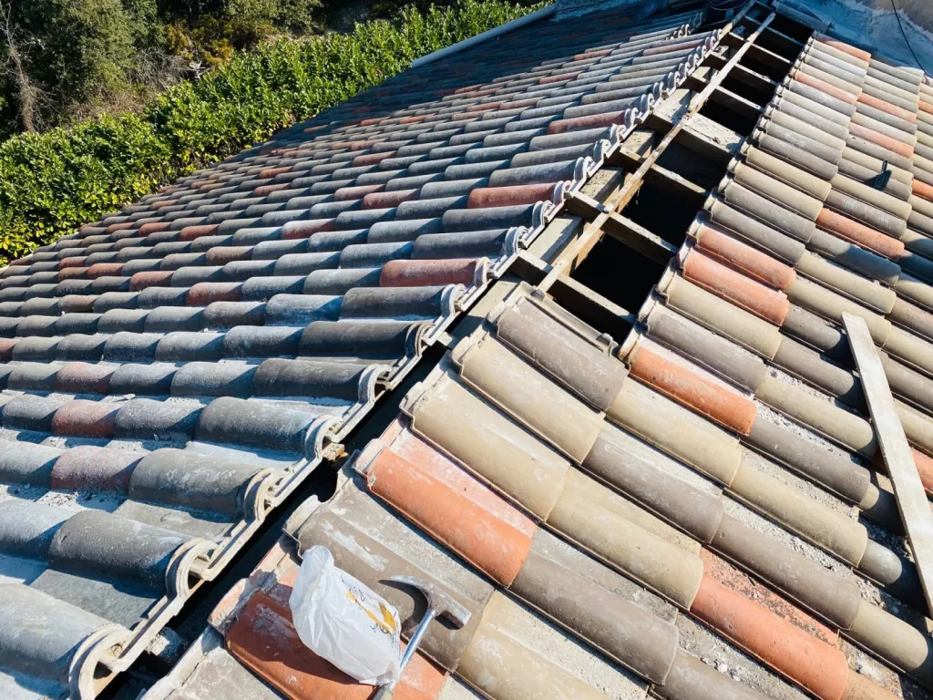 dépose tuile de faitage sur gardanne