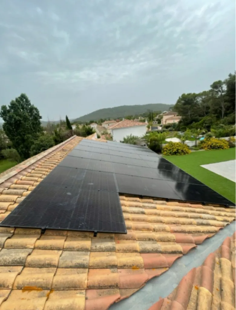 Installation de 21 panneaux solaires SolarEdge Trinasolar à La Crau à côté de Toulon 
