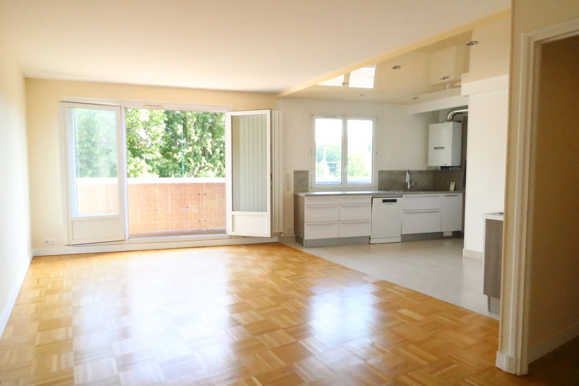 salon cuisine ouverte appartement à louer  par Helix immobilier le Vesinet à 1 minute de la gare
