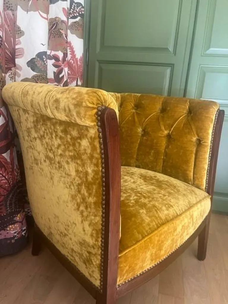 Réfection complète d'un fauteuil Directoire capitonné à Lyon