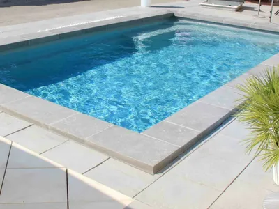 piscine a coque fond pas à cestas - Alohapiscines