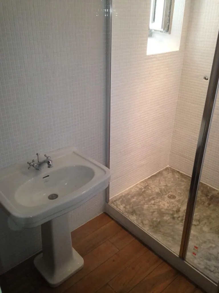 Bac à douche en béton lissé - Rénovation d'une salle de bains à Salon de provence 13300