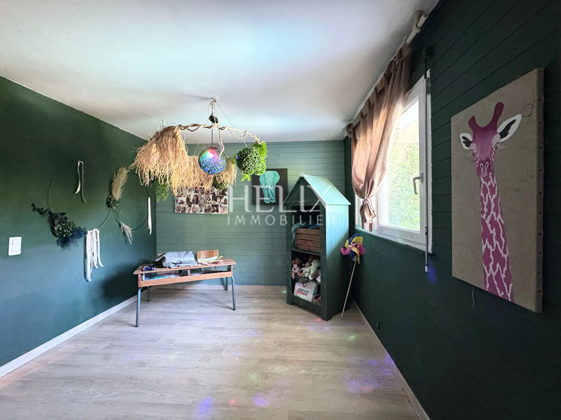 A vendre Orgeval , exceptionnelle maison de 350 M2 édifiée sur un terrain arboré de 1056 m2 avec une piscine extérieur, le calme absolu.