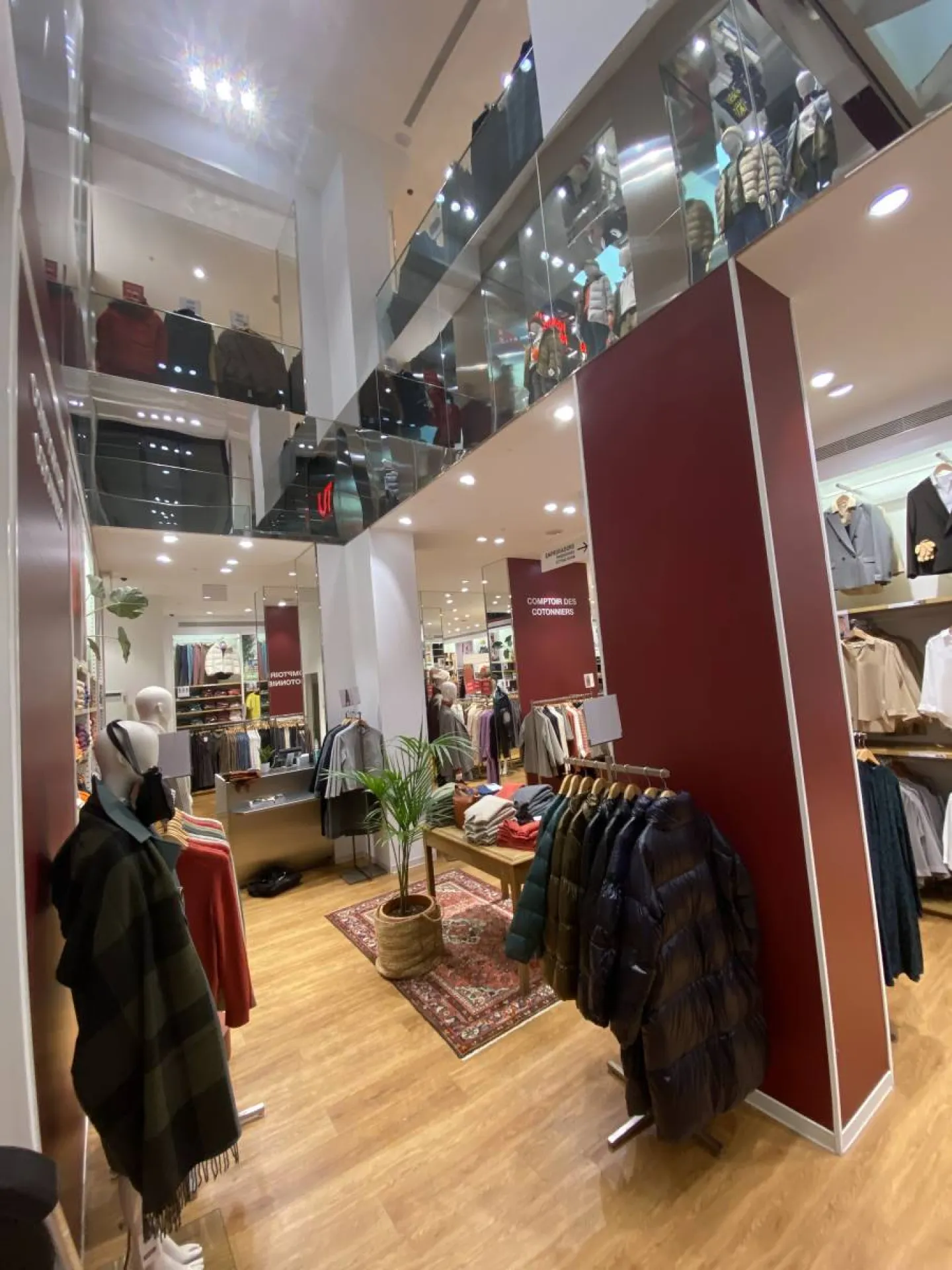 Réalisation et pose d'enseigne, d'adhésifs et de signalétique pour une boutique à Barcelone