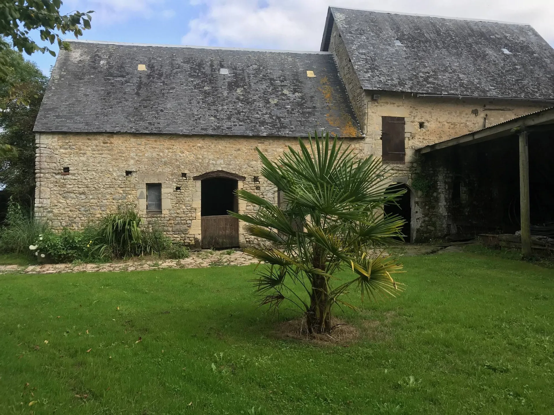 A vendre Ancien Corps de Ferme composé d'une maison principale d'un gite et de nombreuses dépendances sur un terrain de 7199 m² a 30 minutes de Caen 14000