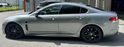 Gloss Obsession : Centre Esthétique Automobile près de Vannes Spécialisé en Installation de Film Solaire XPEL avec Blocage Infrarouge Jusqu'à 92% pour Jaguar XF R, Confort et Protection Garantis à Vie