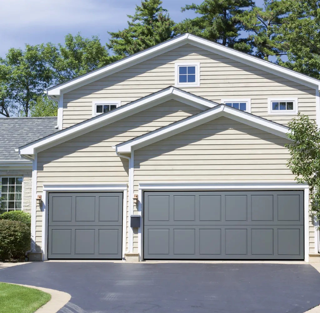 Portes de garage basculantes Silvelox Secur et Secur Plus en Corse-du-Sud : contrepoids auto-releveur breveté, sans rails au plafond, bois Okoumé et certification anti-effraction classe 3 pour exigences les plus élevées