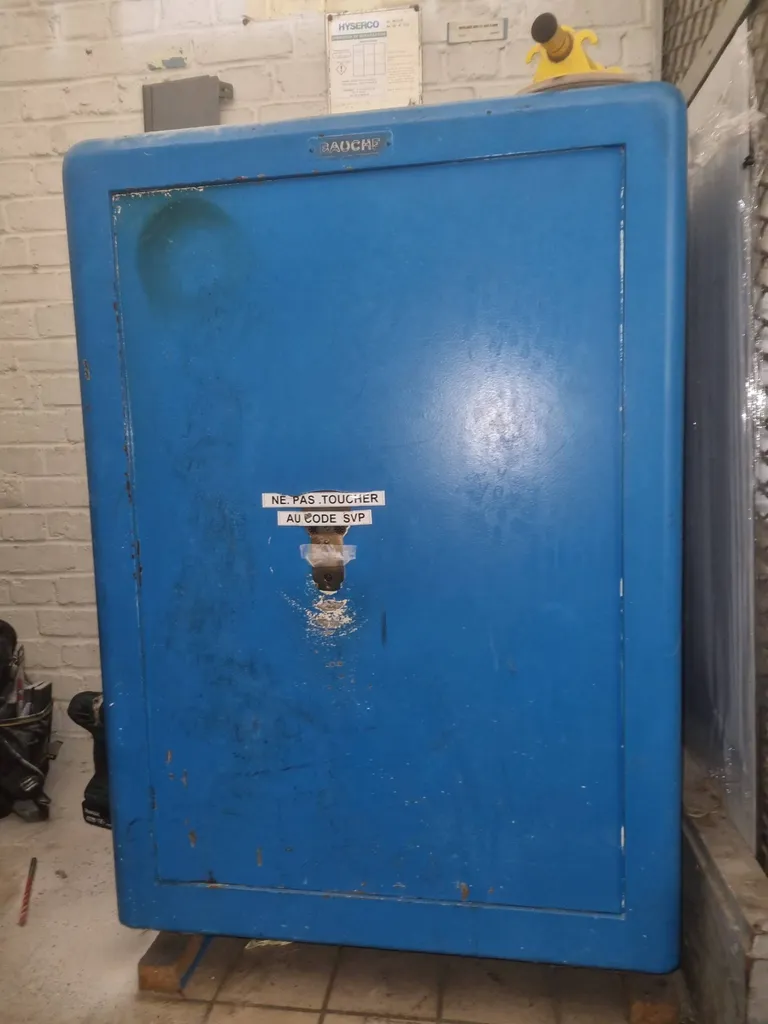 dépannage et réparation d'un coffre fort bauche sur avion par spécialiste