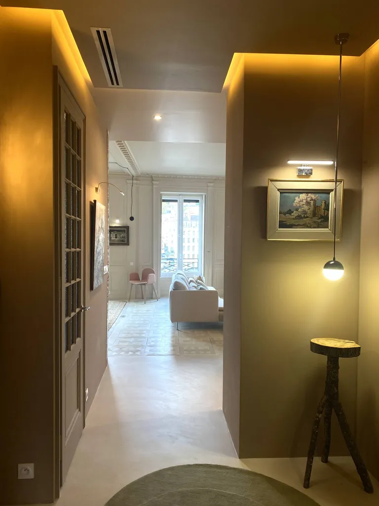 Le faux plafond avec gorge lumineuse : Élégance et ambiance dans votre logement