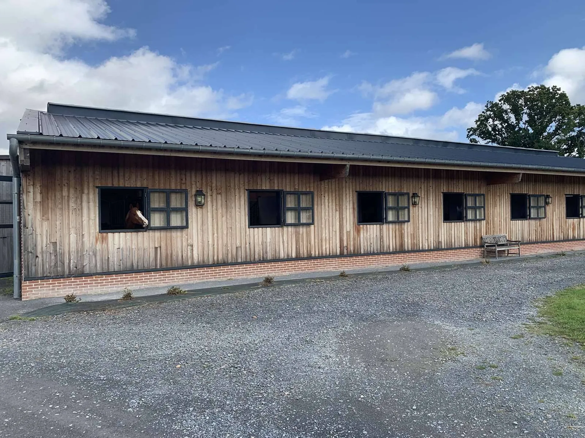 Vends, au sein du PAYS D'AUGE: BARNS et Carrière d'entrainement