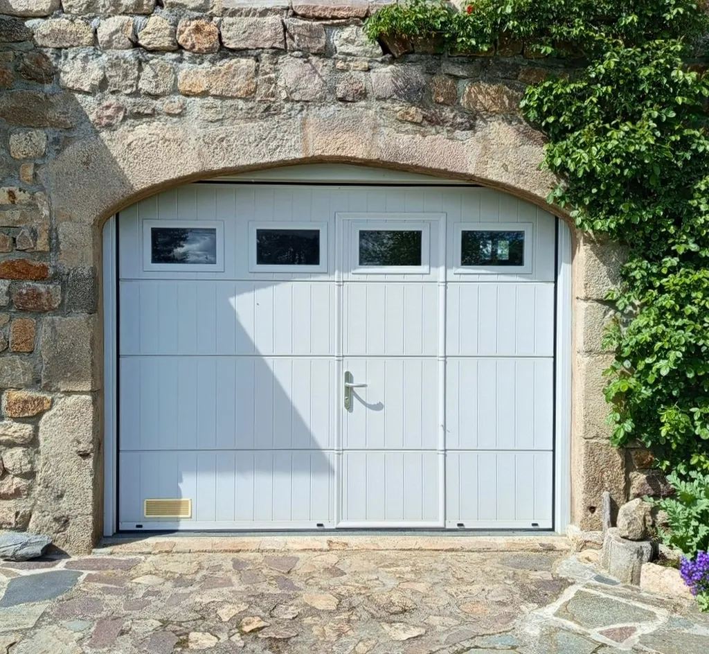 Installation d'une porte de garage motorisée haut de gamme Gypass avec portillon intégré et hublot à Yssingeaux (43)
