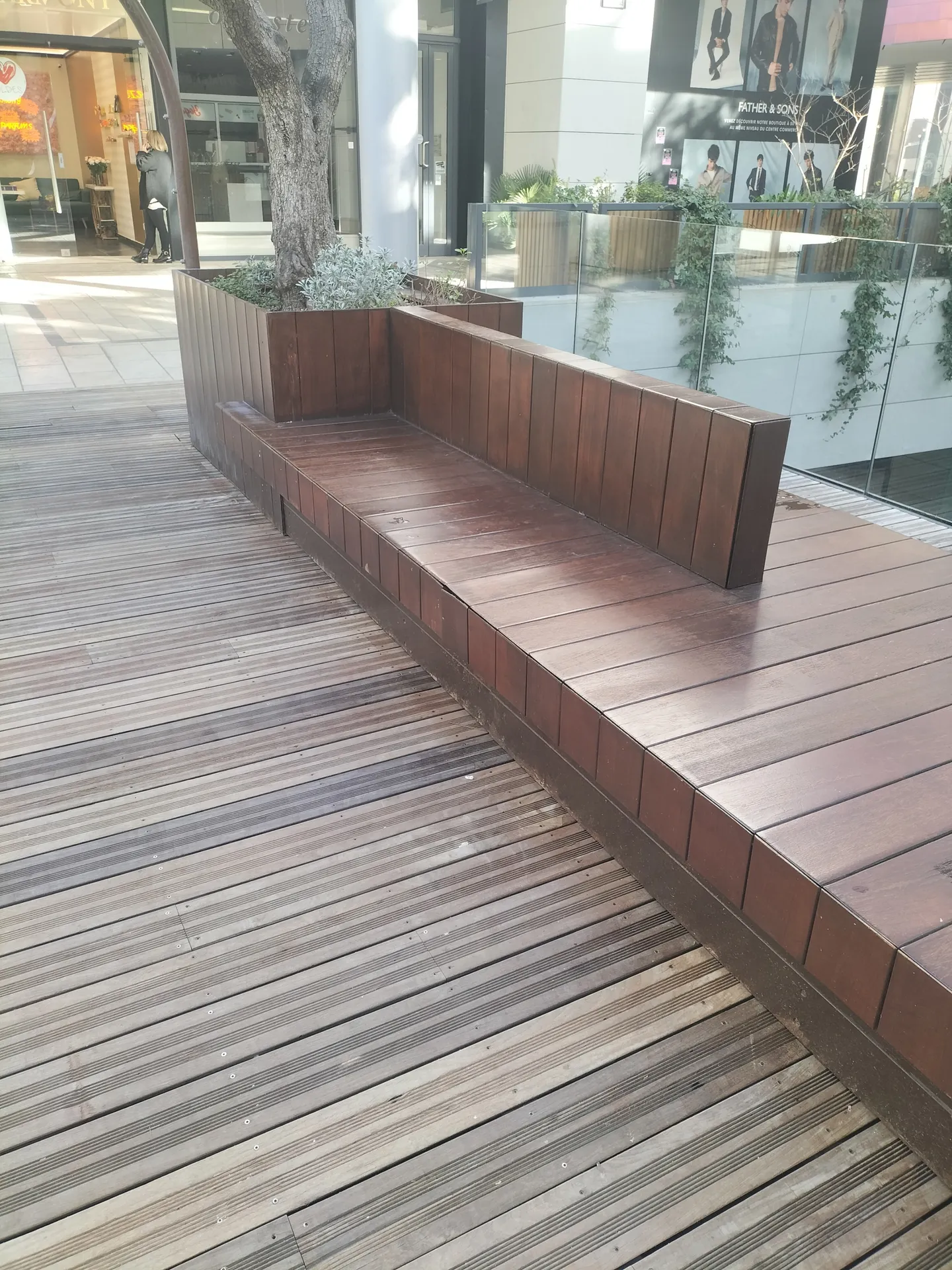 Banc en bois exotique sur mesure aà Béziers pour embellir votre extérieur 