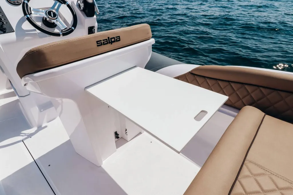 A louer petit semi-rigide sportif pour 6 personnes à Bandol