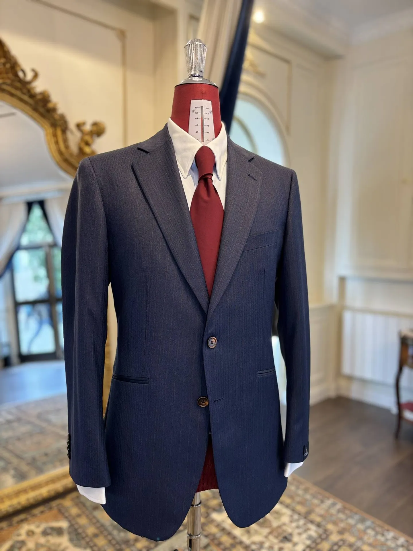 costume sur mesure business bleu rayures rouges scabal tailleur chemise homme versailles saint germain en laye (1)costume sur mesure business bleu rayures rouges scabal tailleur chemise homme versailles saint germain en laye