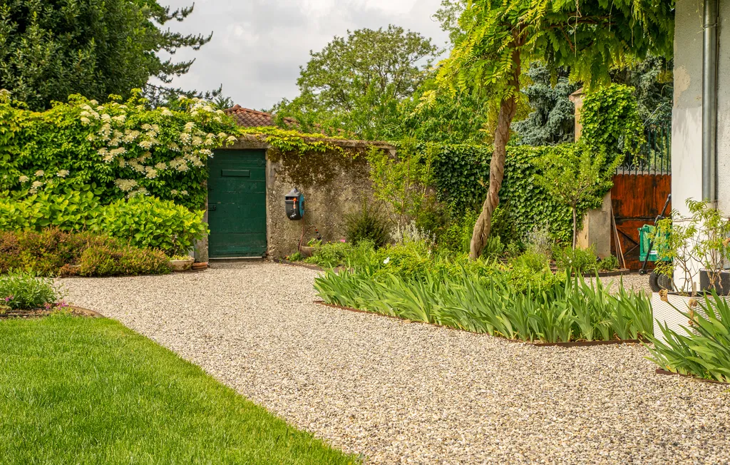 Aménagement paysager complet avec arrosage automatique intelligent et gazon de plaquage à Caluire-et-Cuire (69300)