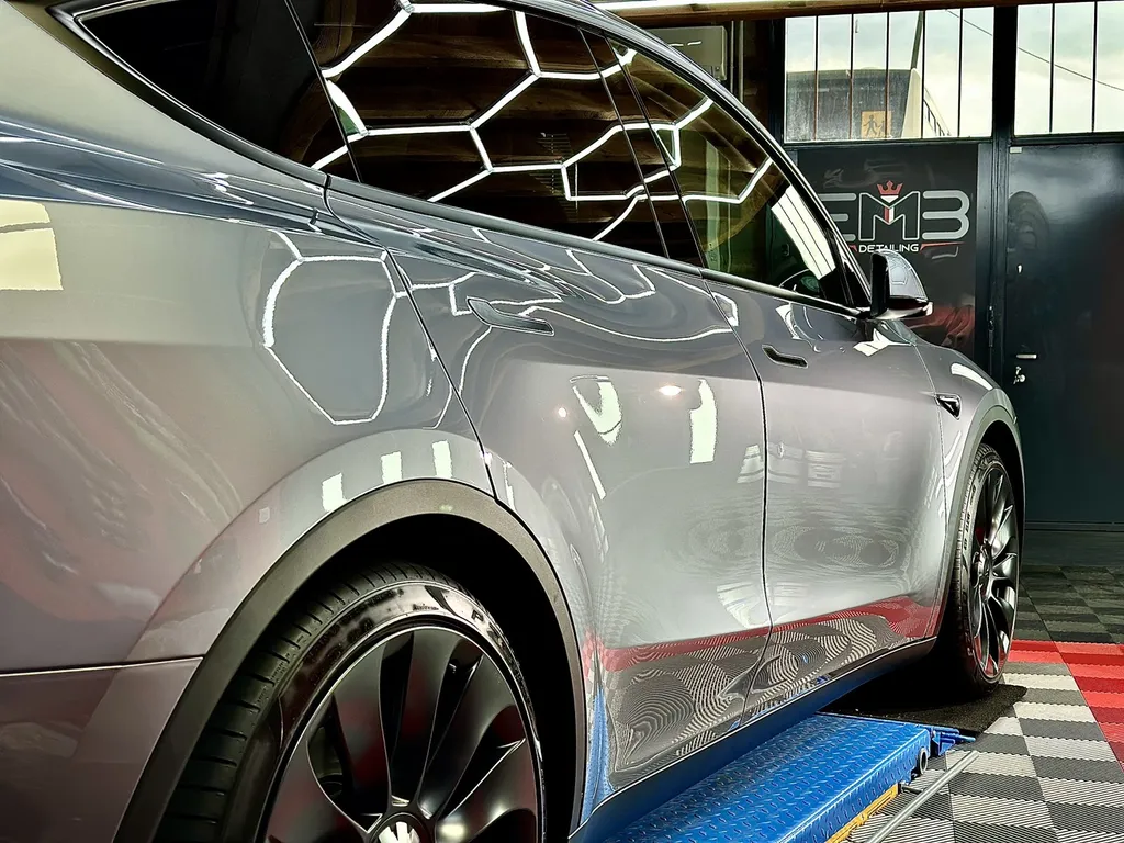 traitement céramique Lyon film de protection carrosserie PPF film plastique carrosserie Tesla model Y Lyon 