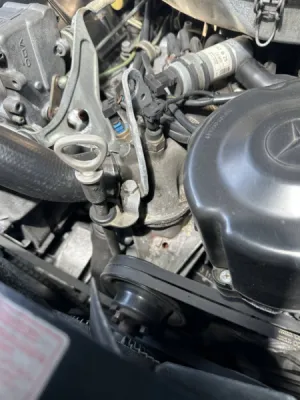 Nettoyage par cryogénie d’un moteur d’une Mercedes Classic 560 SEC à Saint- Avé dans le Morbihan près de Vannes